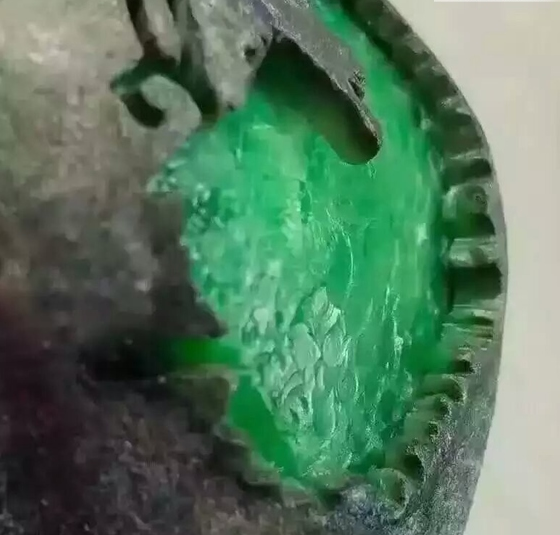 莫湾基开窗满色手镯料，种老砂细，这块毛料诱惑力十足，拔了一大块