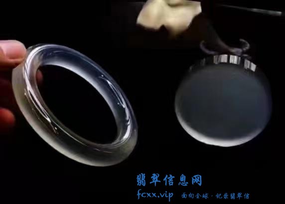 长得像玻璃的翡翠刚性十足，而且十分有灵气，成为翡翠中的佼佼者-1.jpg