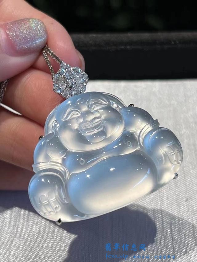 长得像玻璃的翡翠刚性十足，而且十分有灵气，成为翡翠中的佼佼者-2.jpg