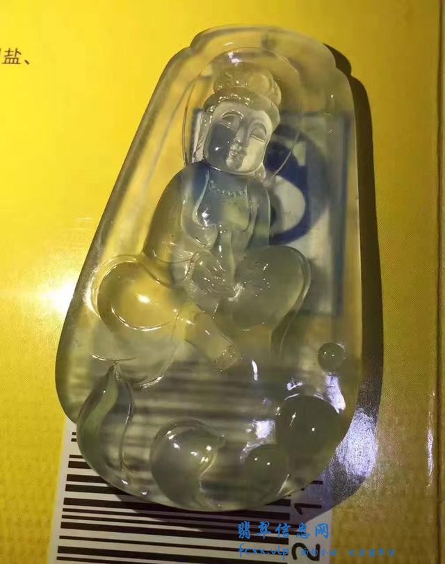 长得像玻璃的翡翠刚性十足，而且十分有灵气，成为翡翠中的佼佼者-5.jpg