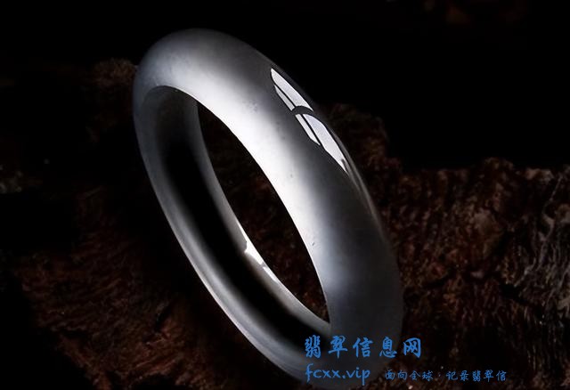 长得像玻璃的翡翠刚性十足，而且十分有灵气，成为翡翠中的佼佼者-10.jpg