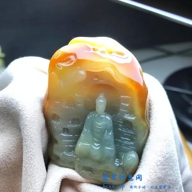 品相普通的大马坎翡翠原石，看作品，玉雕师是如何发挥到极致-7.jpg