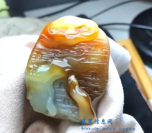 品相普通的大马坎翡翠原石，看作品，玉雕师是如何发挥到极致-8.jpg
