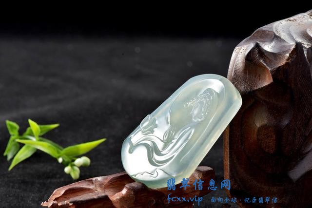 玻璃种翡翠一定比冰种翡翠贵？这得结合实际情况来看！-4.jpg