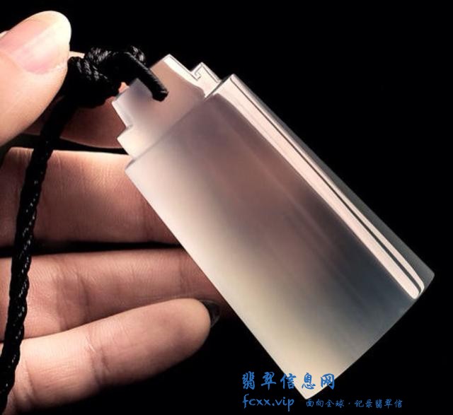 玻璃种翡翠一定比冰种翡翠贵？这得结合实际情况来看！-8.jpg