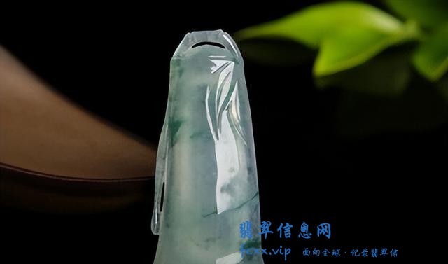 想要挑选到好的翡翠手镯，来看看这些方法，其实特别简单的-2.jpg