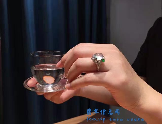 天花板级别翡翠，寒光四起很是迷人，从石头到手镯制造过程更精湛-3.jpg