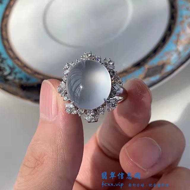 天花板级别翡翠，寒光四起很是迷人，从石头到手镯制造过程更精湛-1.jpg