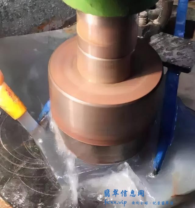 天花板级别翡翠，寒光四起很是迷人，从石头到手镯制造过程更精湛-8.jpg