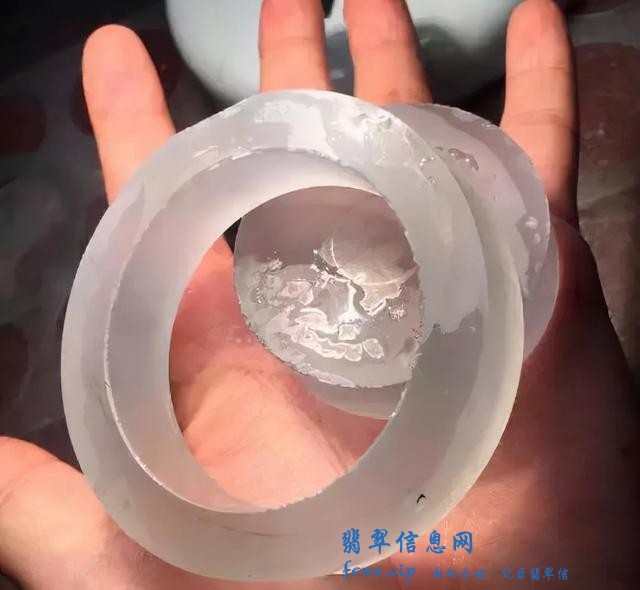 天花板级别翡翠，寒光四起很是迷人，从石头到手镯制造过程更精湛-9.jpg