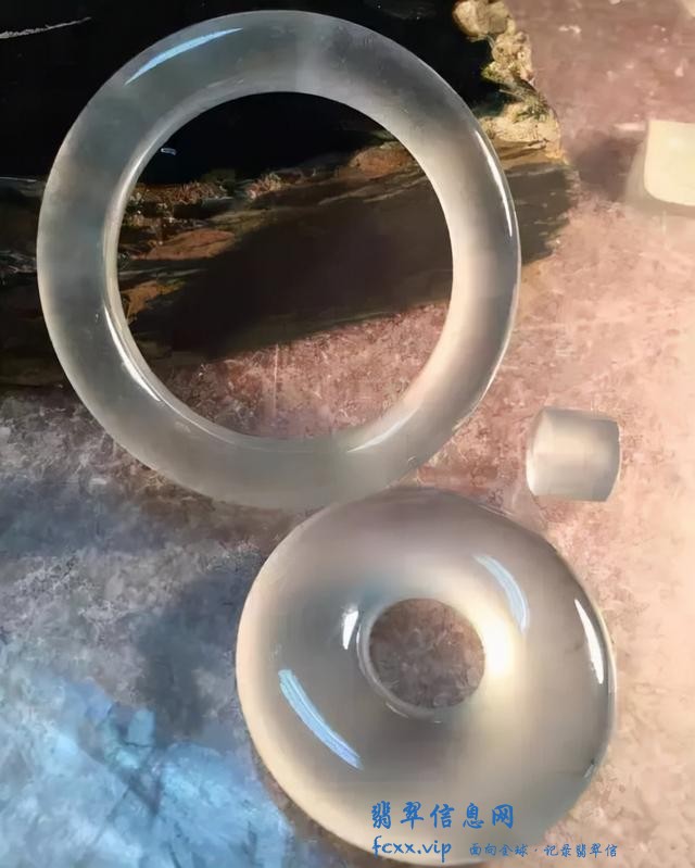 天花板级别翡翠，寒光四起很是迷人，从石头到手镯制造过程更精湛-14.jpg