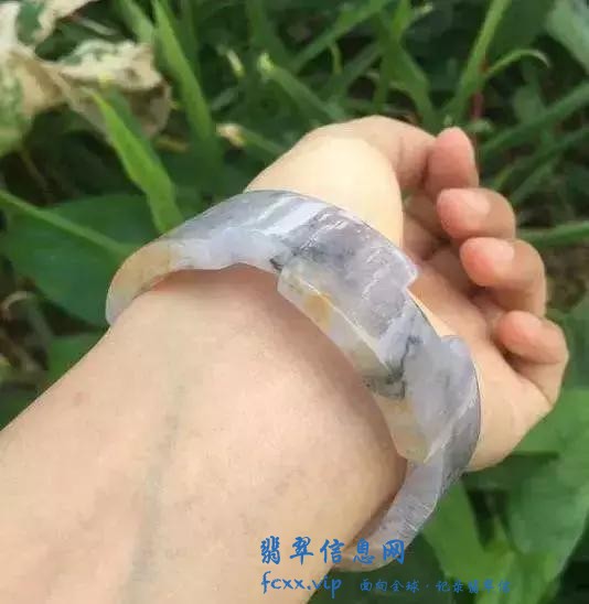 古典文化和时尚相结合，翡翠雕刻这样玩很皮很有趣-12.jpg