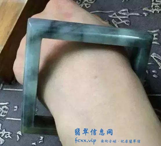 古典文化和时尚相结合，翡翠雕刻这样玩很皮很有趣-13.jpg