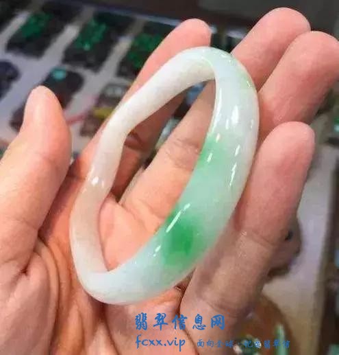 古典文化和时尚相结合，翡翠雕刻这样玩很皮很有趣-14.jpg