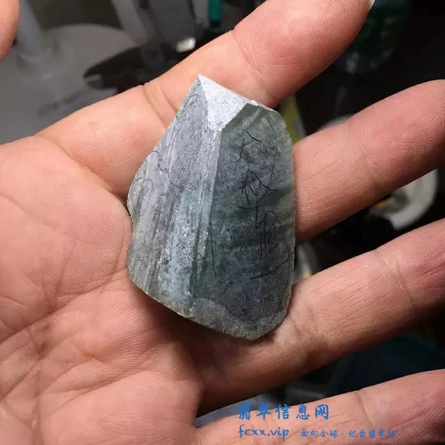 我是玉雕师，用翡翠雕刻实例说明玉雕中“料子不好工来救”的做法-1.jpg