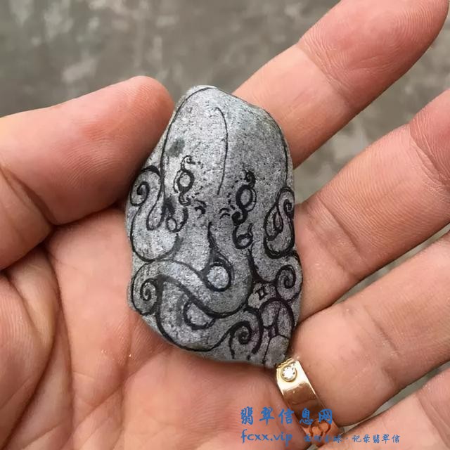 我是玉雕师，用翡翠雕刻实例说明玉雕中“料子不好工来救”的做法-3.jpg