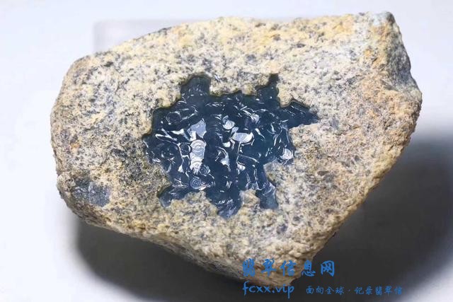 想要玩翡翠原石，至少你要知道何为赌石？-2.jpg