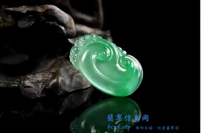 翡翠怎么鉴定真假？4个方法让你免受不法商家欺骗-1.jpg