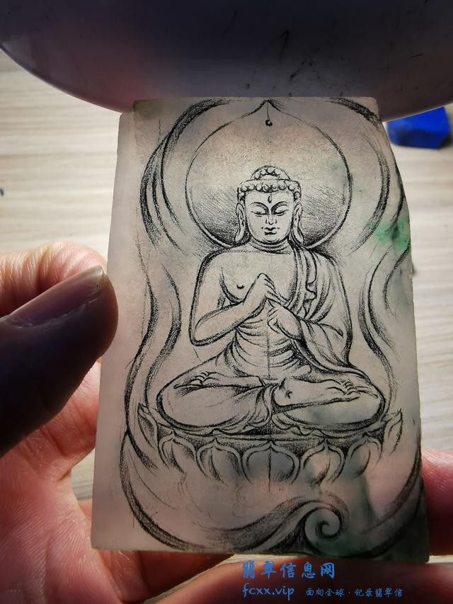 玉雕师静心琢磨一个月，翡翠雕刻的审料和设计有多重要？-4.jpg