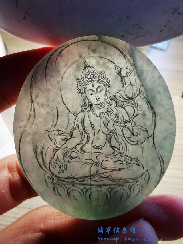 玉雕师静心琢磨一个月，翡翠雕刻的审料和设计有多重要？-5.jpg