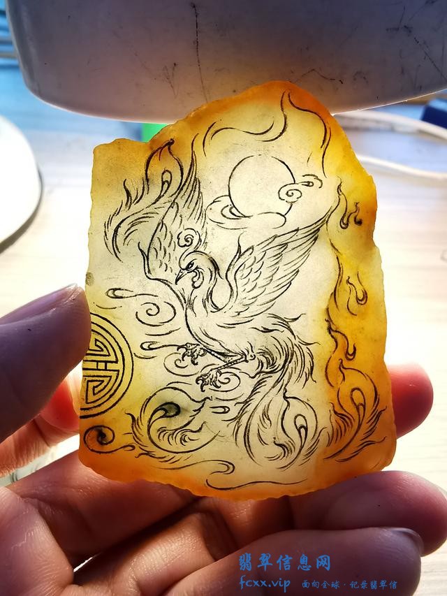 玉雕师静心琢磨一个月，翡翠雕刻的审料和设计有多重要？-6.jpg
