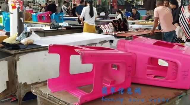 小伙早市淘“墨翠”，乍一看都是黑乎乎的，该如何区分呢？-1.jpg
