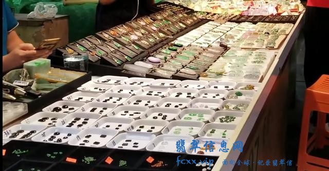 小伙早市淘“墨翠”，乍一看都是黑乎乎的，该如何区分呢？-2.jpg