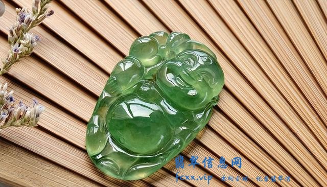 关于翡翠手镯的保养方法，赶紧来看看这些小方法，让你越养越水润-1.jpg