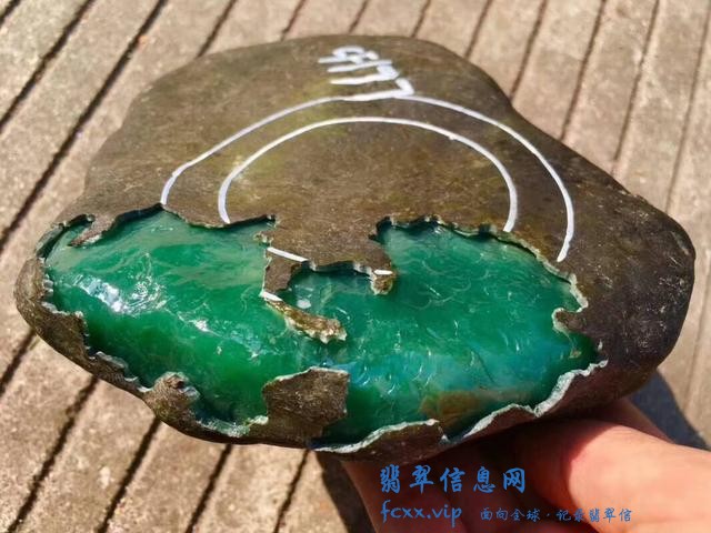 翡翠原石造假手段层出不穷，如何辨别成难题-1.jpg