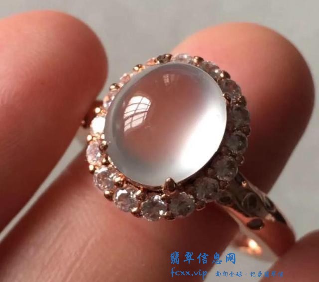翡翠戒面价格昂贵，我们购买的时候，需要注意这5点-1.jpg