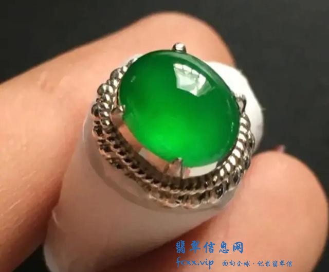 翡翠戒面价格昂贵，我们购买的时候，需要注意这5点-5.jpg