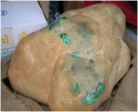 一招教你拆穿，翡翠赌石十大坑死人的作假大法，让不良奸商大吐血-1.jpg
