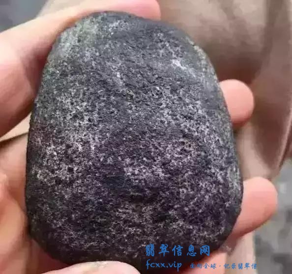 一招教你拆穿，翡翠赌石十大坑死人的作假大法，让不良奸商大吐血-10.jpg