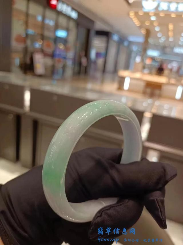 最值得怀念青春的懂翡翠玉镯-2.jpg