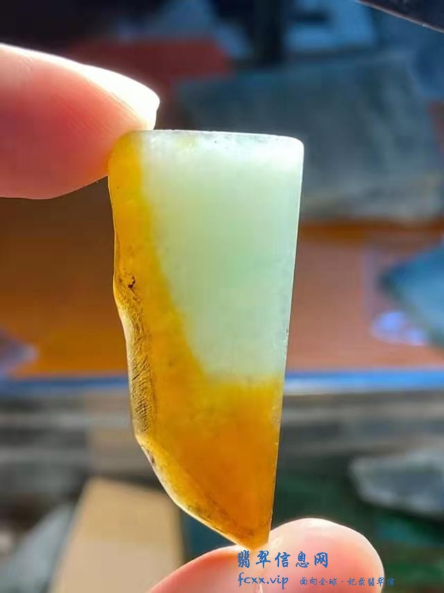 一个有韵味的飘黄翡翠小边角料，几经改稿最后雕刻精美的斗胜佛像-1.jpg