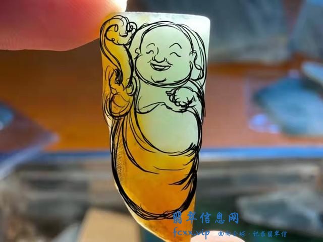 一个有韵味的飘黄翡翠小边角料，几经改稿最后雕刻精美的斗胜佛像-2.jpg
