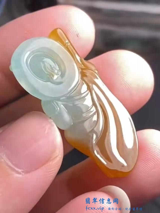 一个有韵味的飘黄翡翠小边角料，几经改稿最后雕刻精美的斗胜佛像-15.jpg