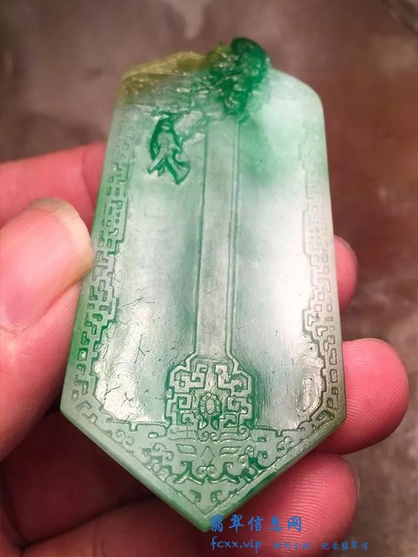 我是玉雕师，名师翡翠作品《山河无疆·松鹤延年》雕刻过程及评赏-9.jpg