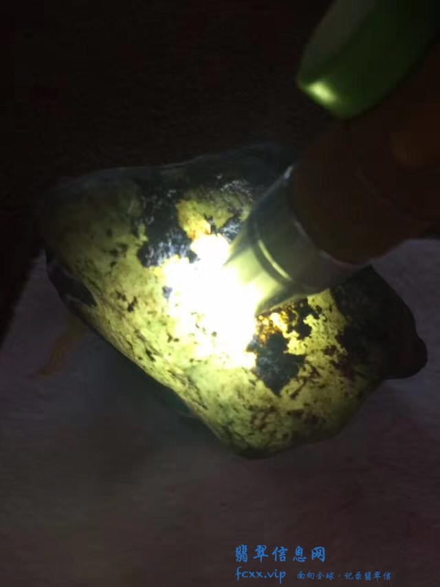 浅谈翡翠赌石，所需的技巧及要领-8.jpg