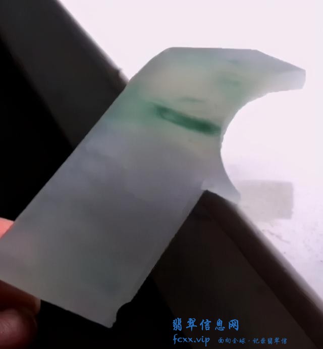 我是玉雕师，记录一块飘绿翡翠边角料蜕变成乘龙观音的雕刻过程-1.jpg