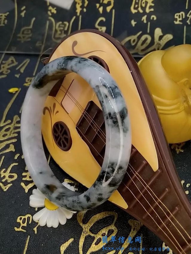 如何选择属于自己的翡翠手镯-5.jpg