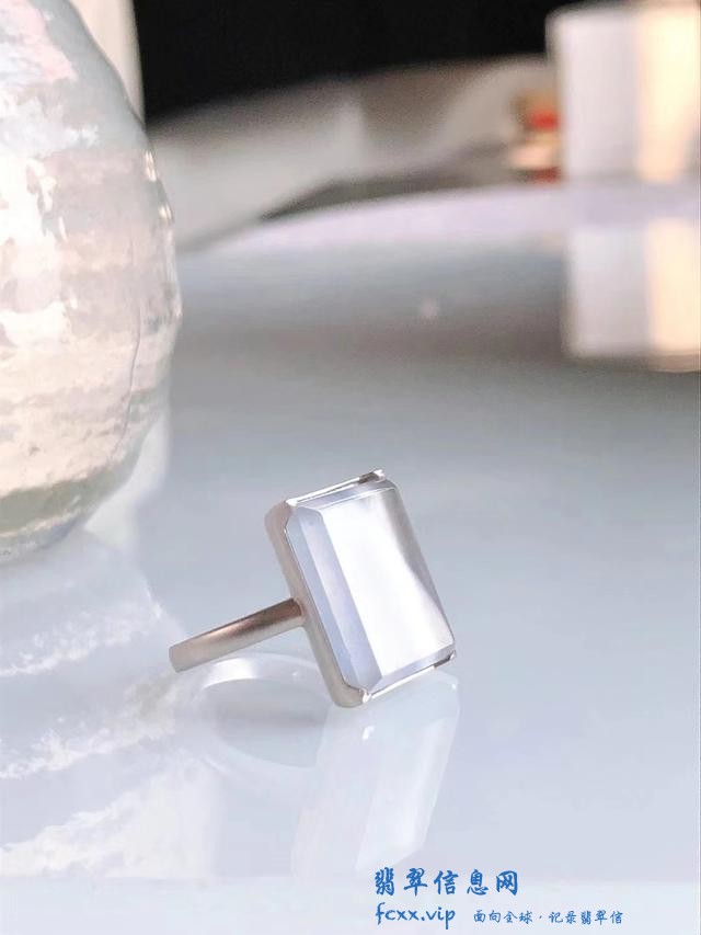 敢素面朝天，这样的翡翠才是行家的选择，也是高品质翡翠流行趋势-8.jpg