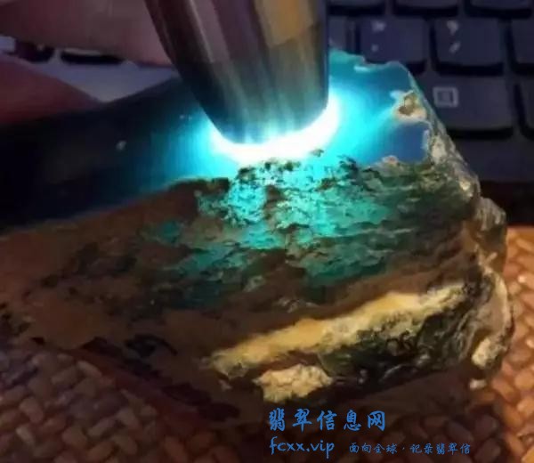 赌石五个步骤，赌种、赌色、赌底、赌雾、赌裂-8.jpg