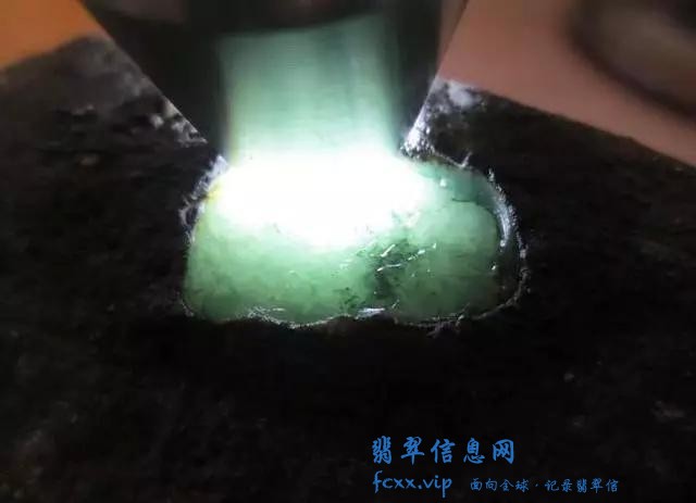 赌石五个步骤，赌种、赌色、赌底、赌雾、赌裂-12.jpg