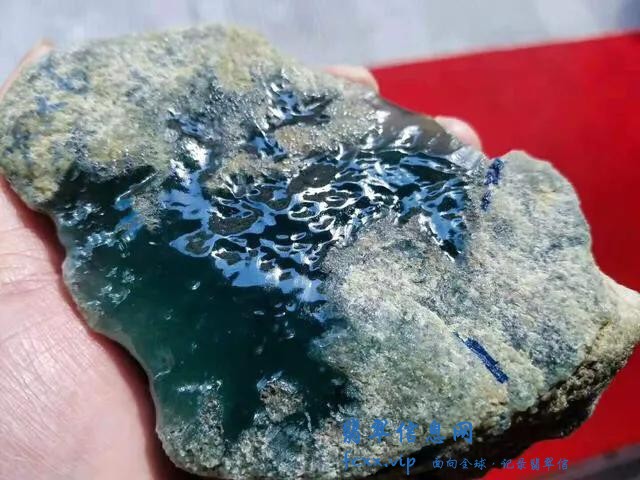 这块莫西沙高冰玻璃种天空蓝原石能价值多少呢？-1.jpg