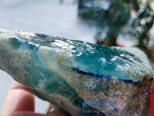 这块莫西沙高冰玻璃种天空蓝原石能价值多少呢？-2.jpg