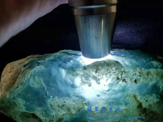 这块莫西沙高冰玻璃种天空蓝原石能价值多少呢？-4.jpg