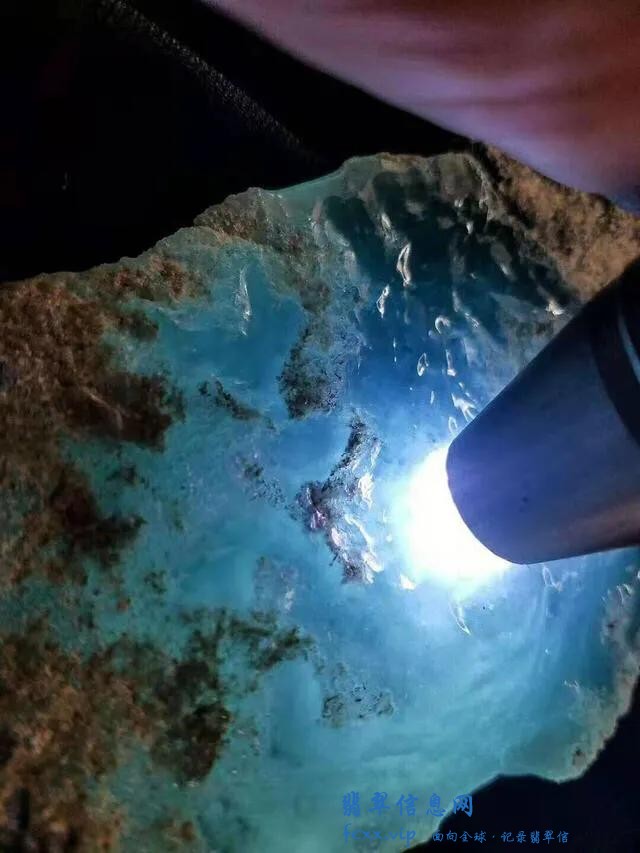 这块莫西沙高冰玻璃种天空蓝原石能价值多少呢？-5.jpg