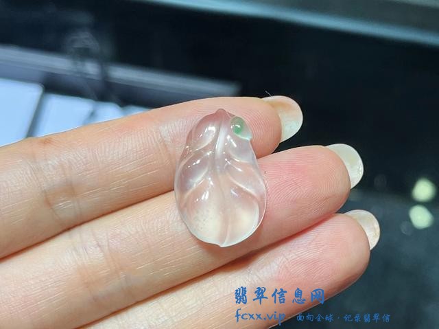 翡翠要养是不是有点新鲜感？这就是“人养玉，玉养人”的意义所在-2.jpg