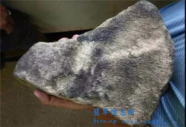 打灯不见色的翡翠原石，货主12000拿下，意外掏出6件精品-3.jpg